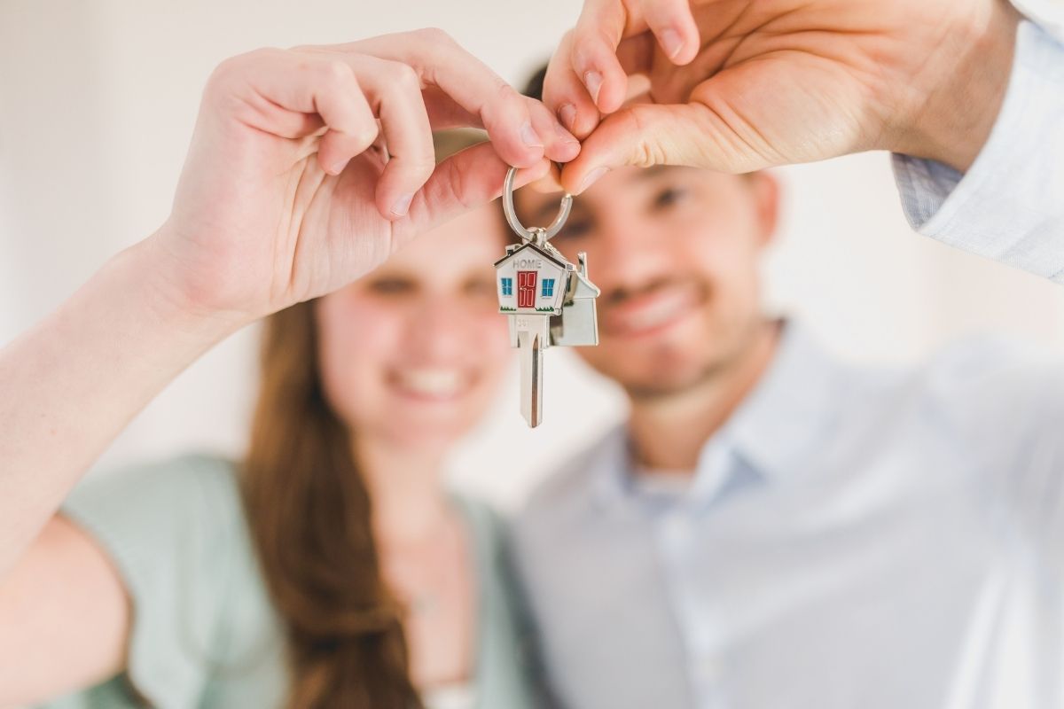 first home buyer mortgage broker in Perth standing with a couple outside their first home