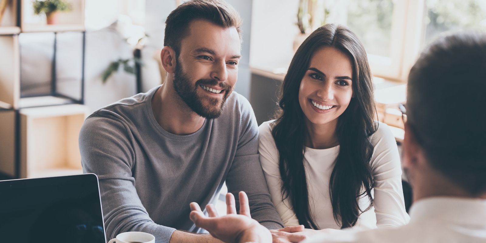 A mortgage broker meeting clients - why use a mortgage broker with Ezy Loans Australia